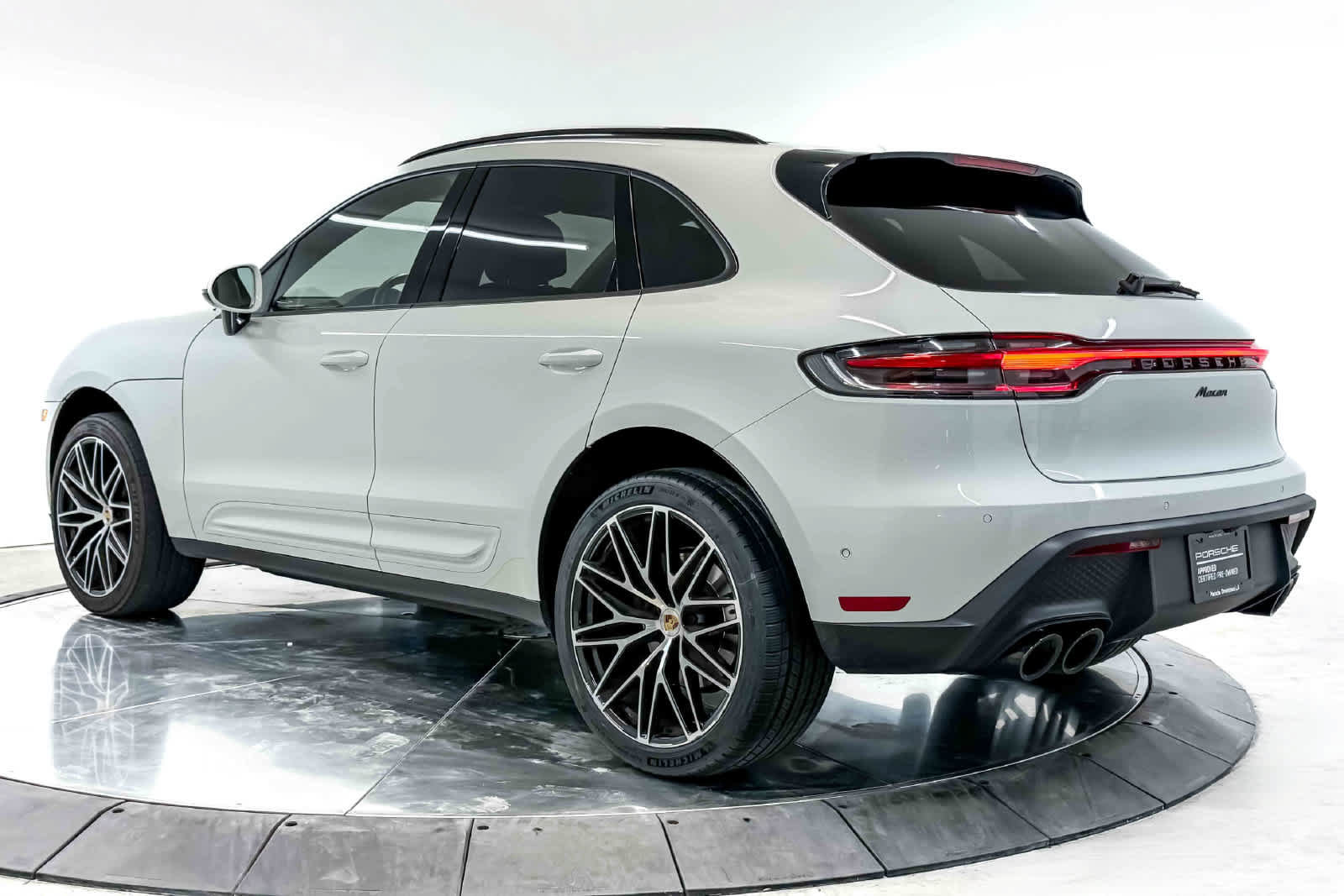Certified 2023 Porsche Macan AWD/4WD image 3