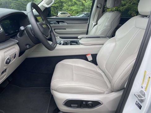 Used 2024 Jeep Wagoneer L Series II w/ Flexible Seating Group AWD/4WD image 15