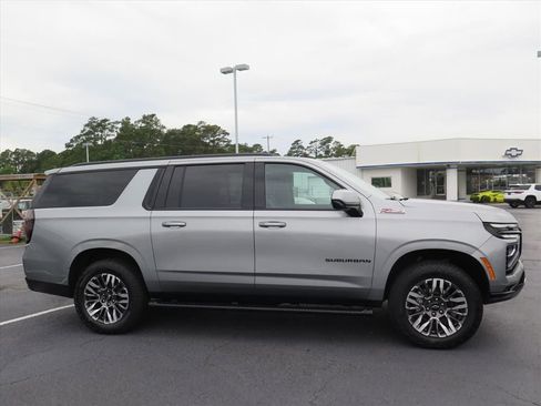 Used 2025 Chevrolet Suburban Z71 AWD/4WD image 2