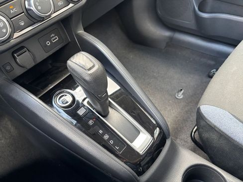 Used 2025 Nissan Versa SV FWD image 36