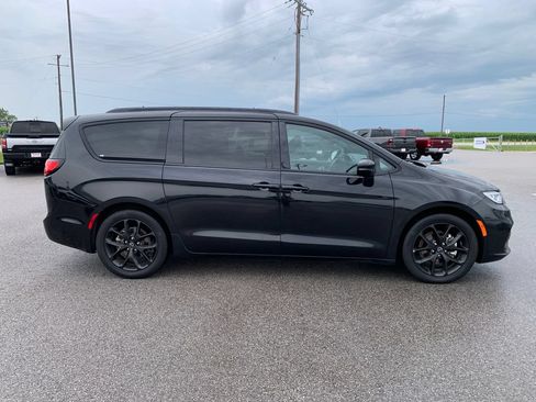 Used 2025 Chrysler Pacifica Limited FWD image 11