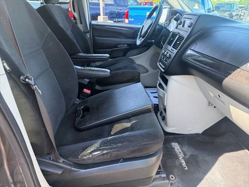 Used 2017 Dodge Grand Caravan SE FWD image 19
