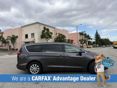 Used 2017 Chrysler Pacifica Touring w/ Tire & Wheel Group FWD image 4