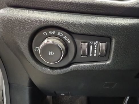 Used 2026 Chrysler Pacifica Limited FWD image 22