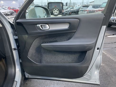 Used 2025 Volvo XC40 B5 Plus image 10