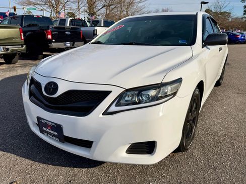 Used 2011 Toyota Camry LE image 1