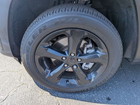 Certified 2025 Jeep Grand Cherokee L Laredo AWD/4WD image 9