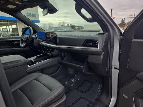 Used 2025 Chevrolet Suburban Z71 w/ Comfort Package image 24