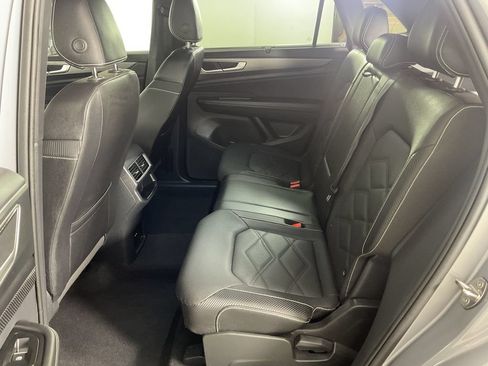 Used 2025 Volkswagen Atlas Cross Sport SE AWD/4WD image 19