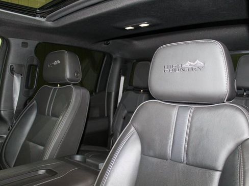 Used 2022 Chevrolet Silverado 1500 High Country w/ Technology Package image 9