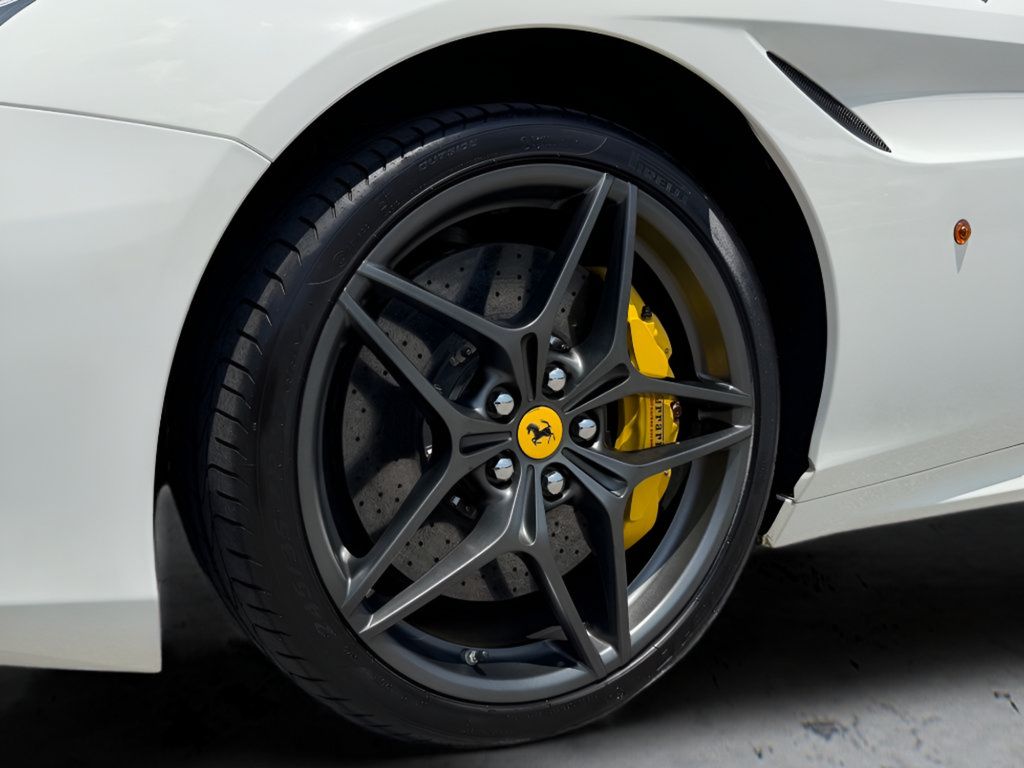 Used 2015 Ferrari California T RWD image 4