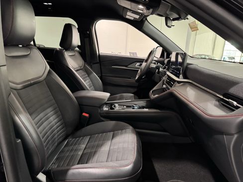 Used 2025 Ford Explorer ST-Line w/ ST-Line Street Pack image 39