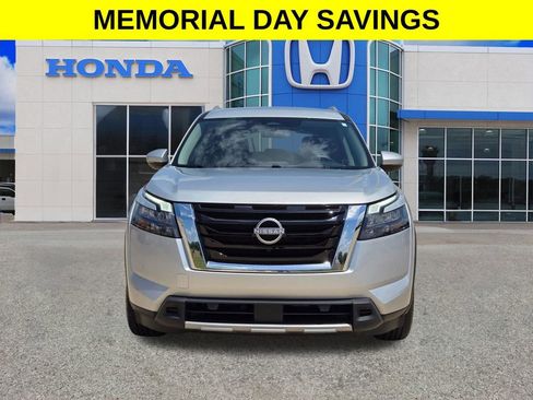Used 2025 Nissan Pathfinder SL FWD image 8