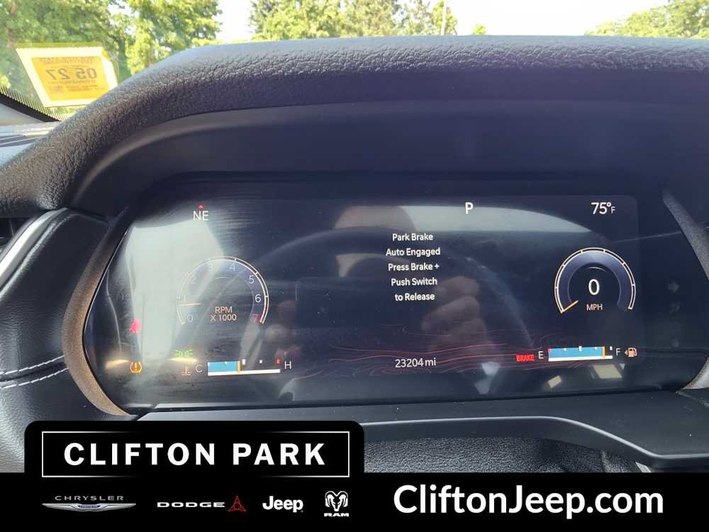 Used 2023 Jeep Grand Cherokee Laredo AWD/4WD image 22