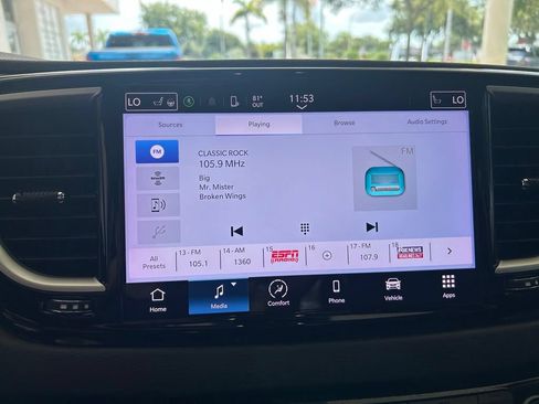 Used 2024 Chrysler Pacifica Touring-L FWD image 8
