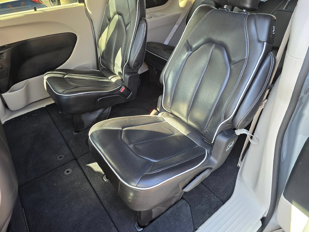 Used 2023 Chrysler Pacifica Limited FWD image 19