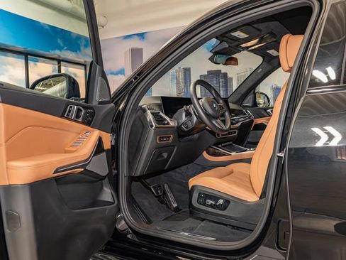 Certified 2025 BMW X7 xDrive40i w/ M Sport Package AWD/4WD image 13