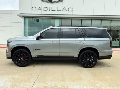 Used 2025 Cadillac Escalade V image 2