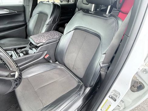 Used 2022 Jeep Grand Cherokee L Laredo RWD image 5