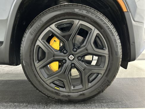 Used 2025 Rivian R1T Premium AWD/4WD image 11