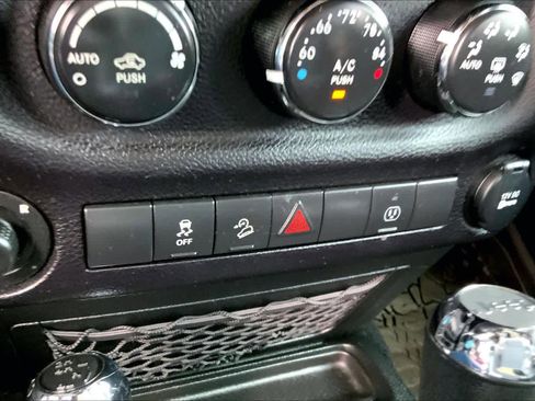 Used 2018 Jeep Wrangler Unlimited Rubicon w/ Connectivity Group AWD/4WD image 29