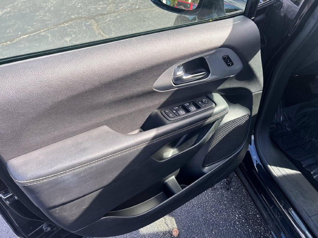 Used 2025 Chrysler Pacifica Limited FWD image 12
