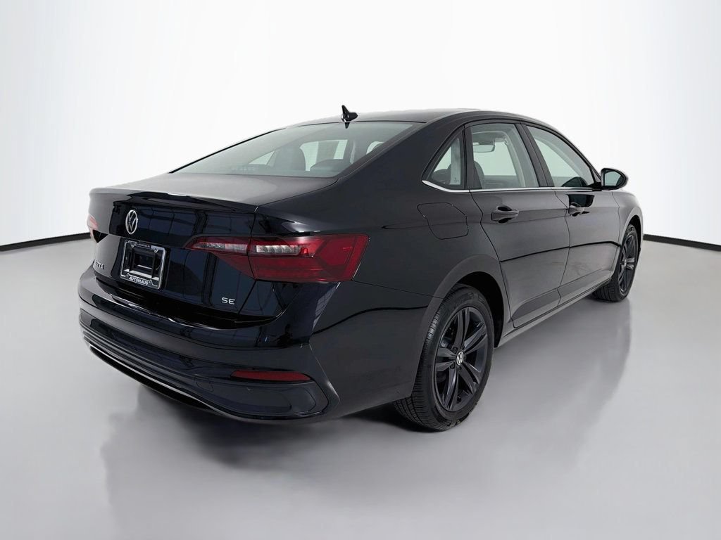 Used 2024 Volkswagen Jetta SE w/ Panoramic Sunroof Package FWD image 7