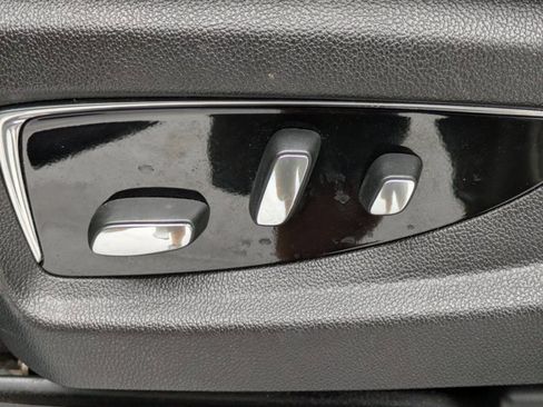 Used 2016 Cadillac Escalade Premium image 17