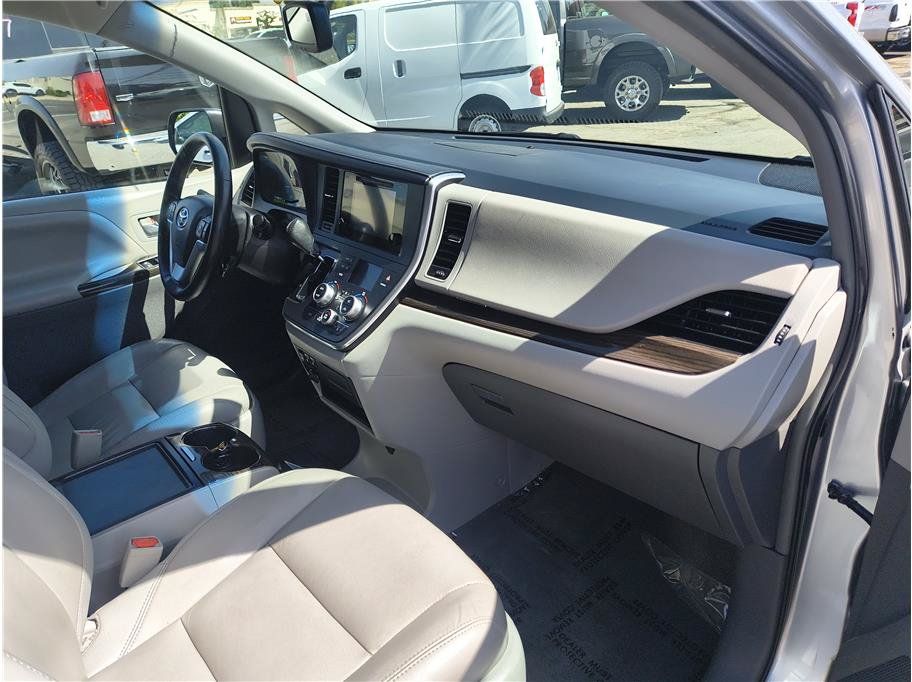 Used 2015 Toyota Sienna XLE FWD image 14