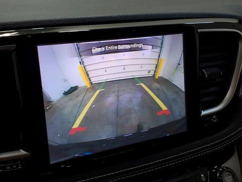 Used 2025 Chrysler Pacifica Limited FWD image 8