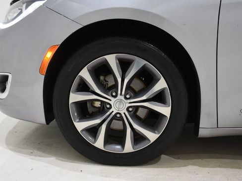 Used 2020 Chrysler Pacifica Limited image 6