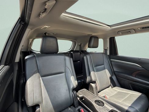 Used 2017 Toyota Highlander Limited Platinum w/ Carpet Mat Package AWD/4WD image 32