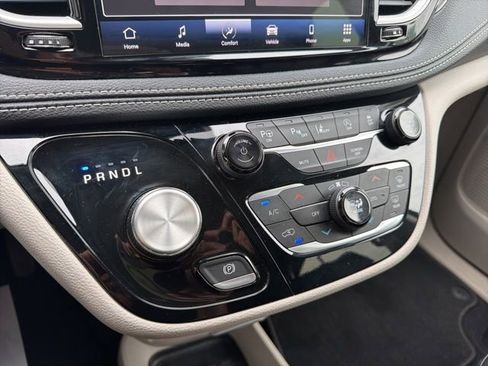 Used 2023 Chrysler Pacifica Touring-L AWD/4WD image 27