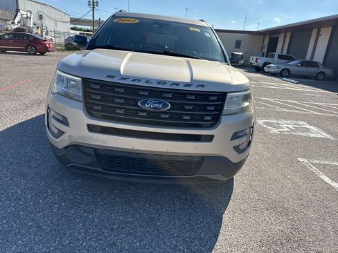 Used 2017 Ford Explorer XLT w/ Equipment Group 202A image 9
