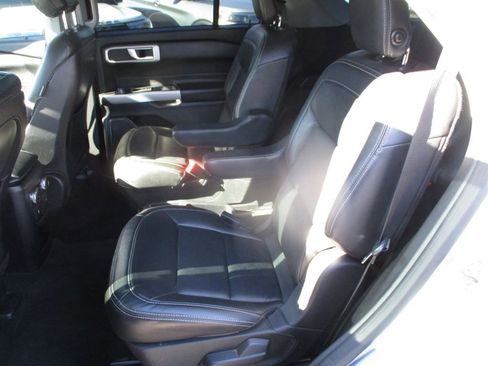 Used 2020 Ford Explorer XLT image 13