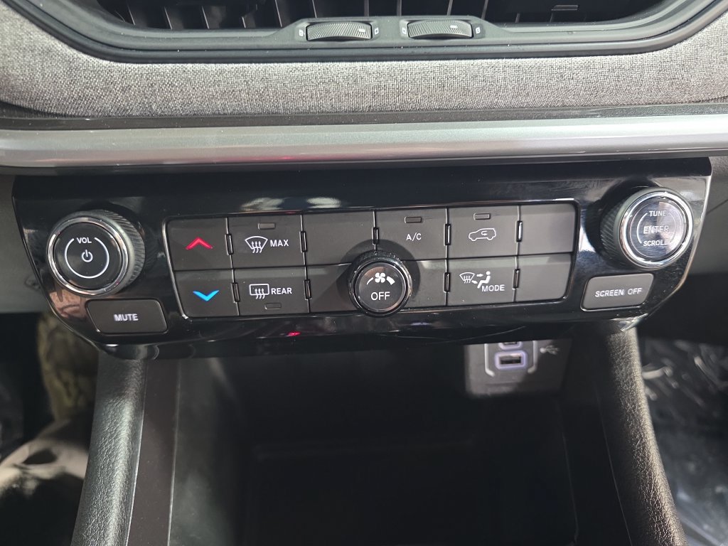 Used 2024 Jeep Compass Latitude AWD/4WD image 23