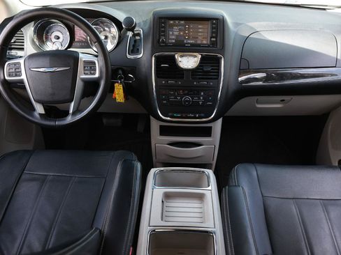 Used 2013 Chrysler Town & Country Touring FWD image 21