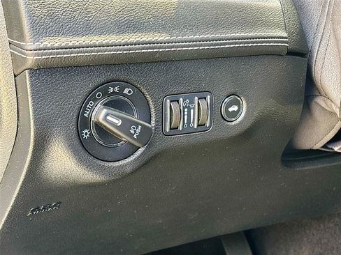 Used 2023 Chrysler 300 C image 11