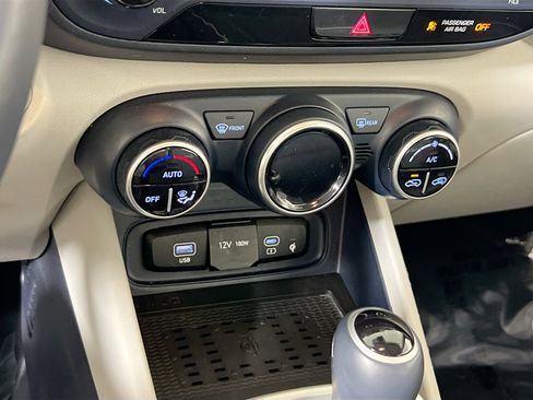 Used 2023 Hyundai Venue Limited FWD image 16