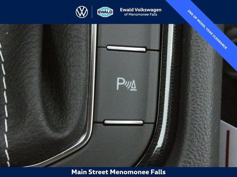 Certified 2025 Volkswagen Taos SE image 17