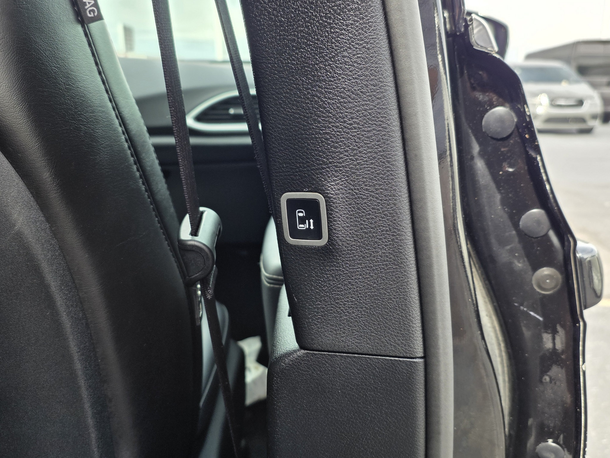 Used 2025 Chrysler Pacifica Select FWD image 9