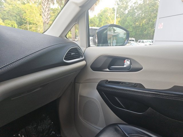 Used 2024 Chrysler Pacifica Touring-L FWD image 24