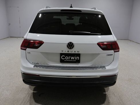 Used 2022 Volkswagen Tiguan SE AWD/4WD image 3