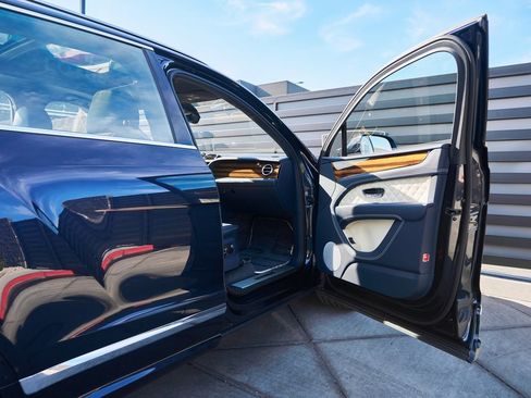 Used 2021 Bentley Bentayga image 21