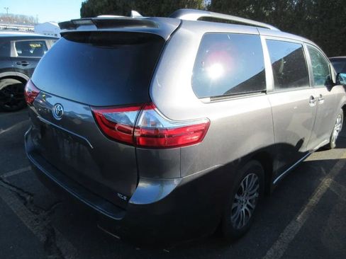 Used 2020 Toyota Sienna XLE image 3