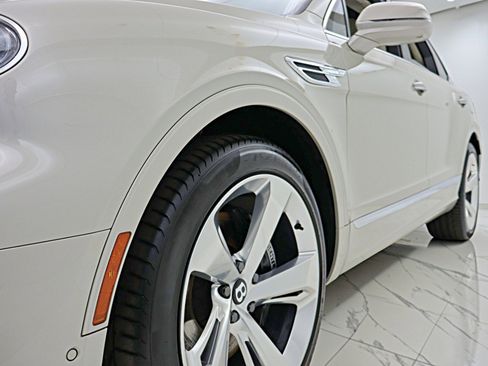 Used 2024 Bentley Bentayga Hybrid V6/LEASE OPTIONS AVAILA image 18
