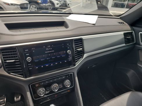 Used 2022 Volkswagen Atlas Cross Sport SEL R-Line AWD/4WD image 19