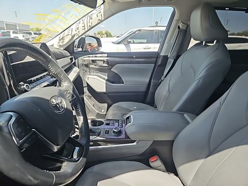 Used 2021 Toyota Highlander Limited image 6