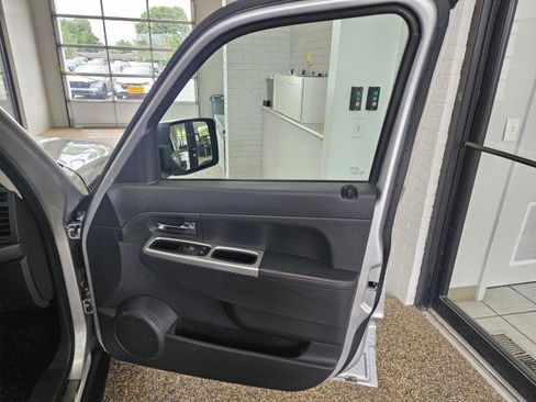 Used 2011 Jeep Liberty 70th Anniversary AWD/4WD image 15