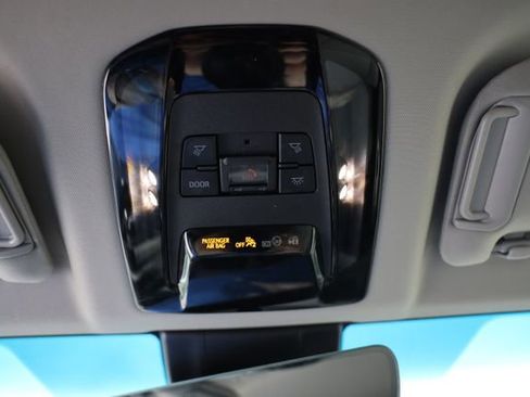 Used 2022 Toyota Venza XLE image 38